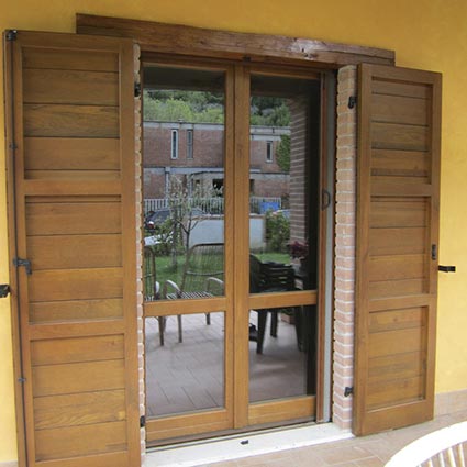 Porta finestra con persiana in legno